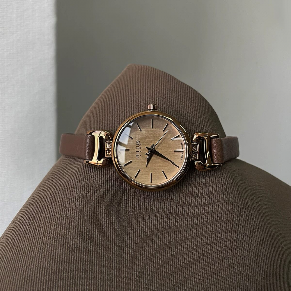 Fashionable Round Niche Waterproof Watch