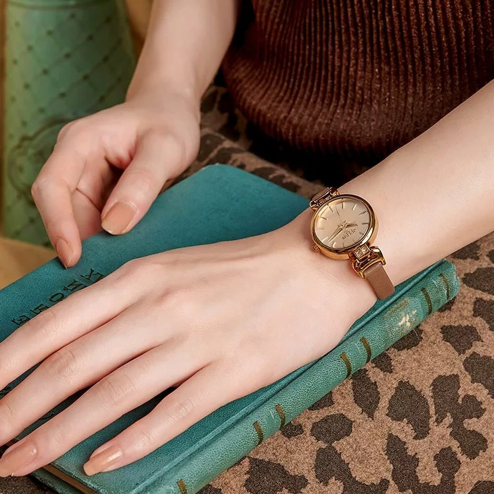 Fashionable Round Niche Waterproof Watch