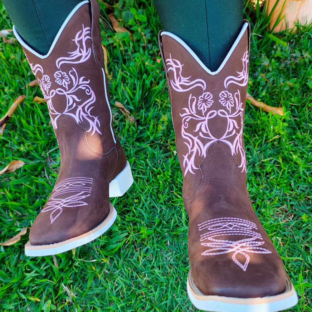 V-neck Embroidered Knight Boots
