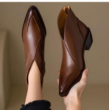 Hand-stitched Pointed-toe Boots