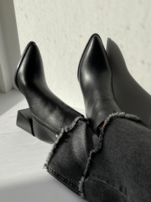 Simple and Versatile Thick-heeled Boots