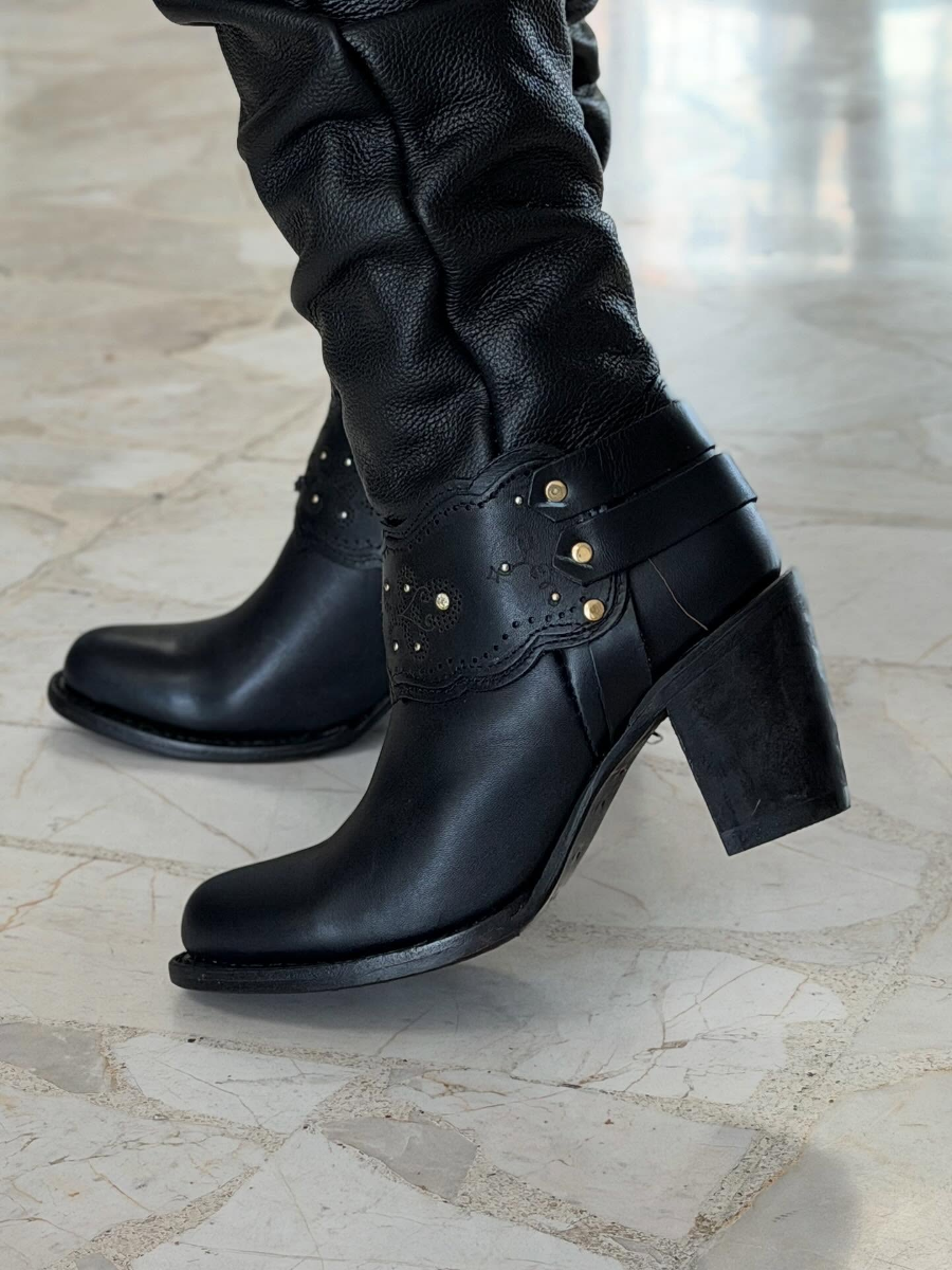Pointed-toe Retro Studded Boots