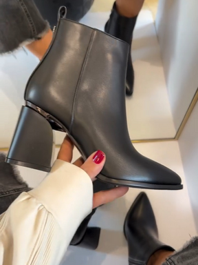 Simple and Versatile Thick-heeled Boots