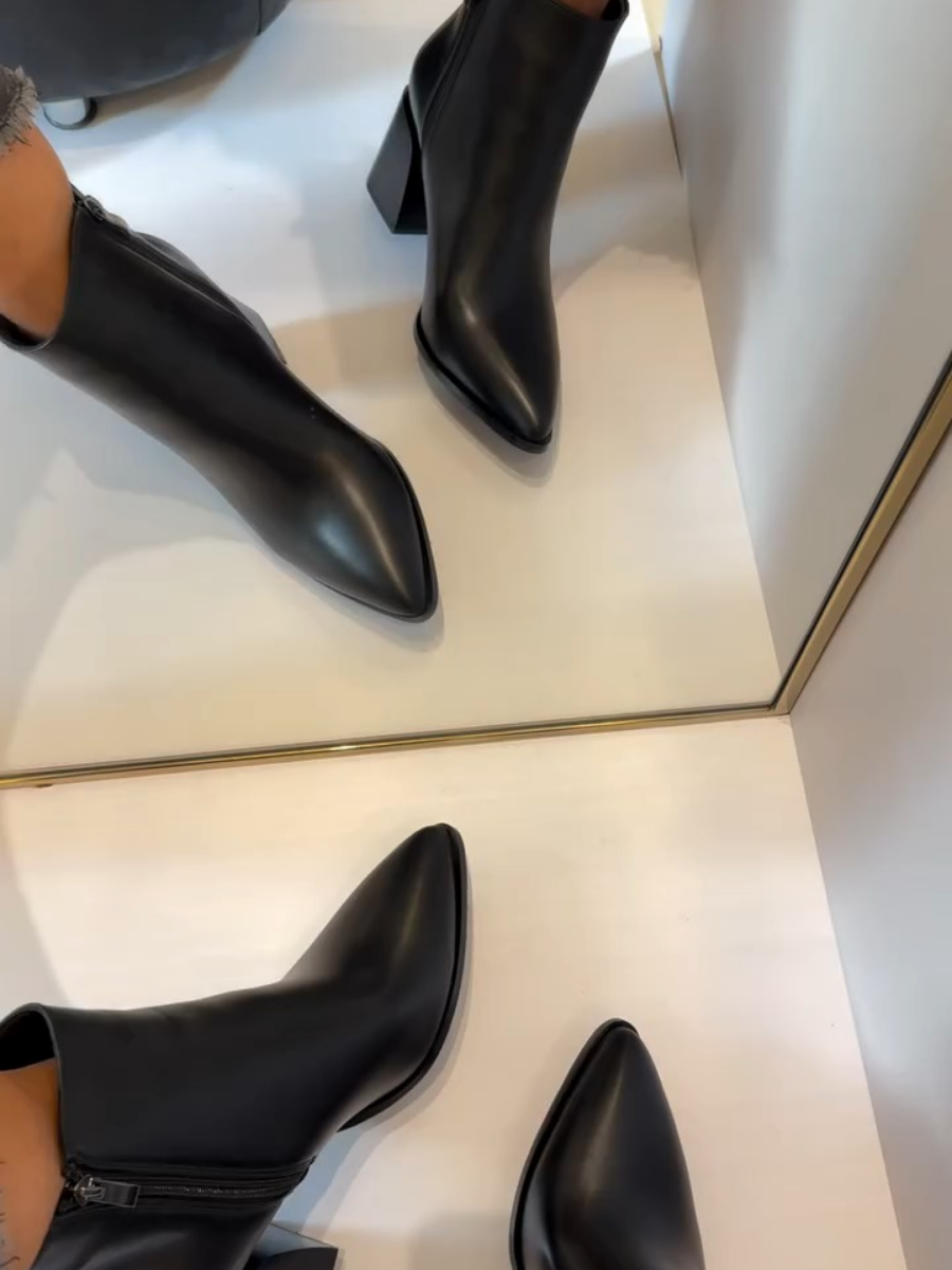 Simple and Versatile Thick-heeled Boots