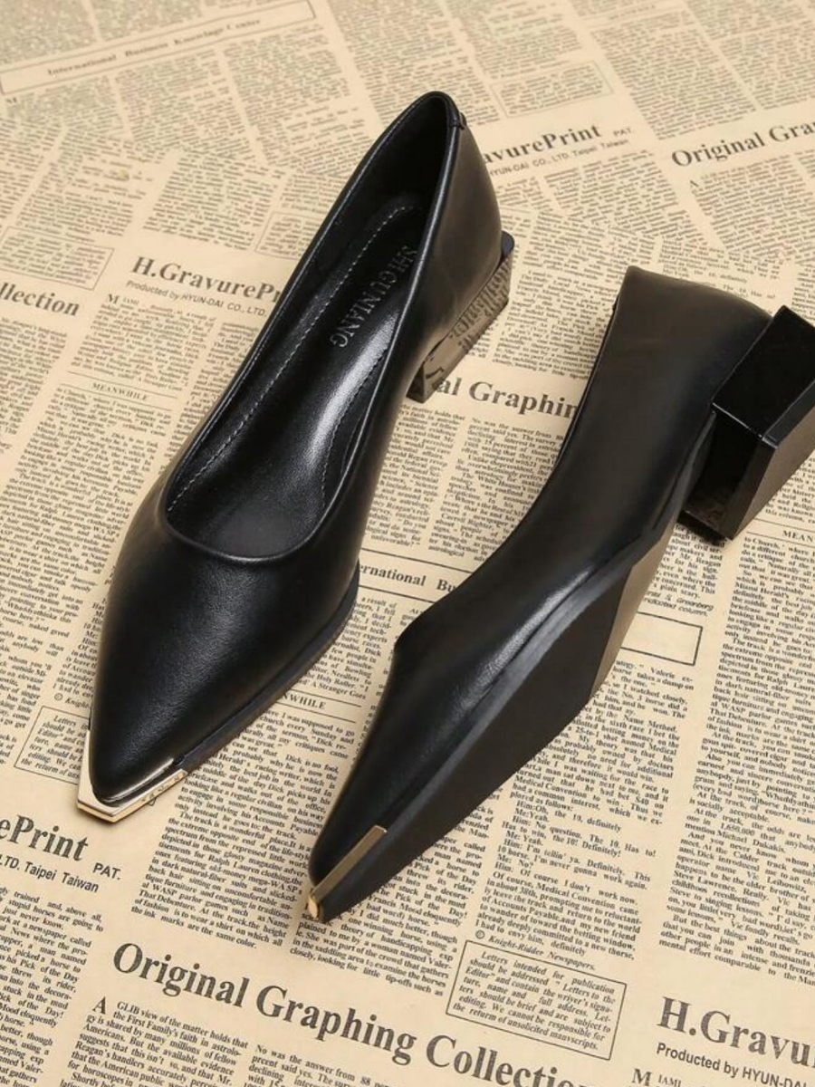 Versatile Pointed Toe Retro Shoes
